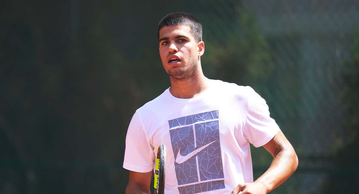 Carlos Alcaraz ya entrena en Barcelona a la espera de su debut en el Conde de Godó.