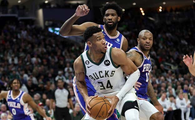 ANtetokounmpo defendido por Embiid.  GETTY