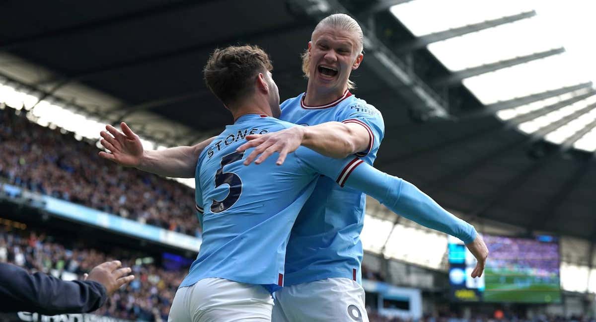 Stones y Haaland celebran el gol del primero. /EP