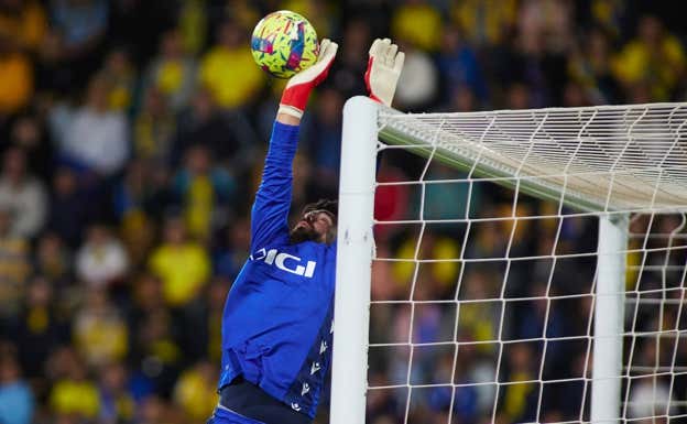David Gil despeja un remate del Real Madrid.