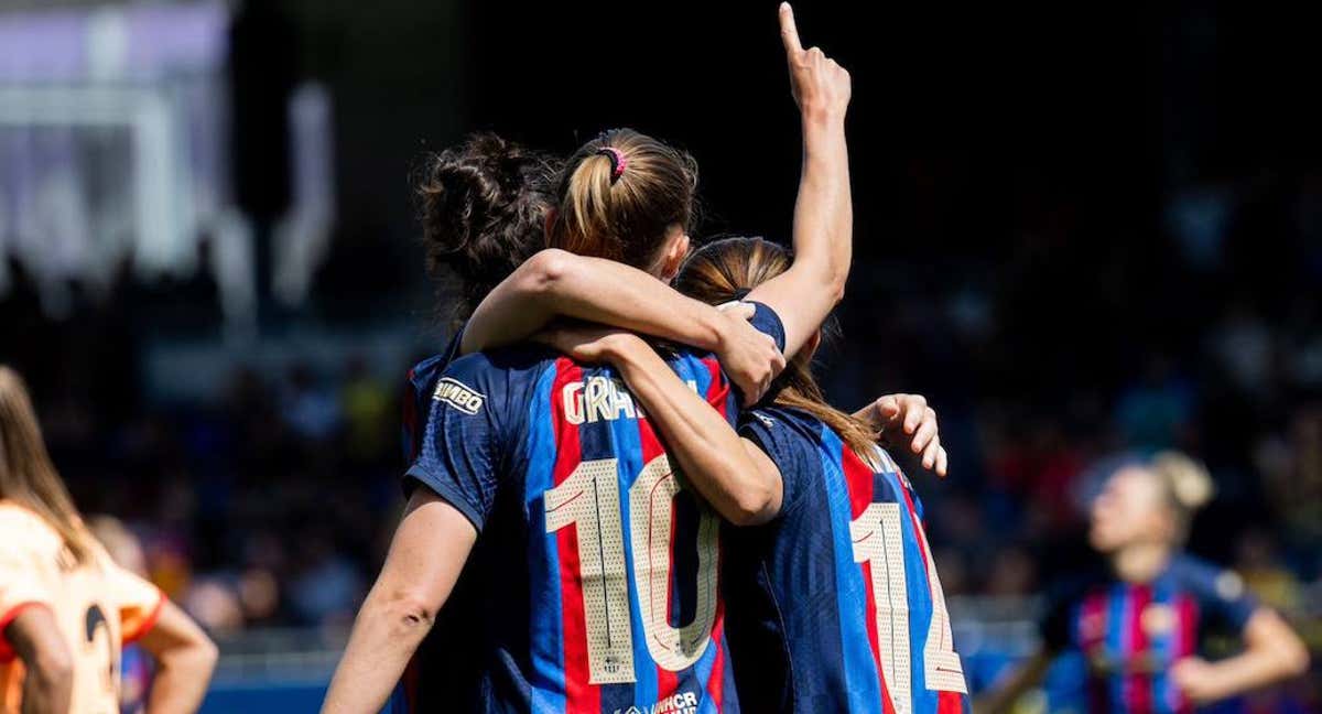 Graham Hansen y Aitana Bonmatí, jugadoras del Barça, celebran el gol de la segunda ante el Atlético en el Clásico disputado en el Johan Cruyff. /FC BARCELONA