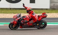 Bagnaia y Rins se disfrazan de Marc Márquez en el sprint de Austin