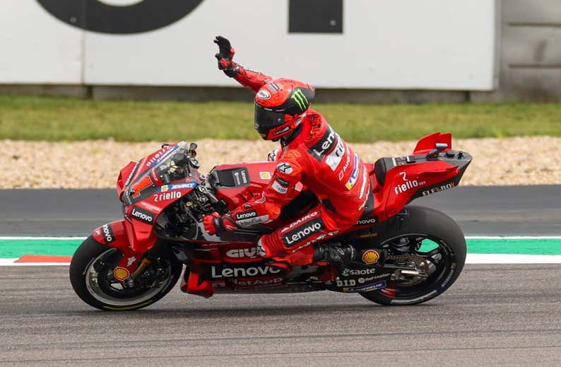 Bagnaia y Rins se disfrazan de Marc Márquez en el sprint de Austin