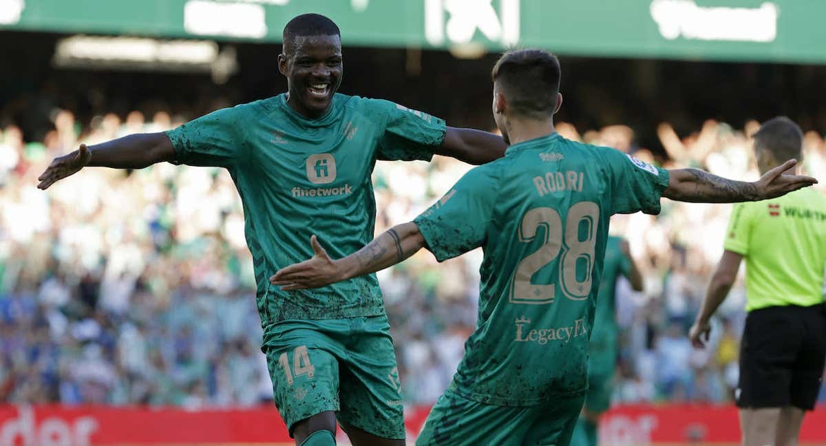 William Carvalho celebra su gol junto a Rodri.