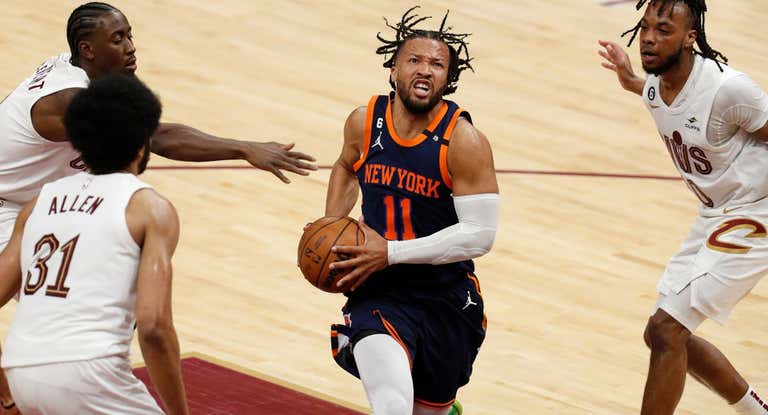 Jalen Brunson entra a canasta entre Garland, Allen y LeVert.