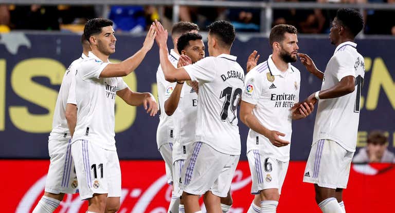 Los jugadores del Real Madrid celebran el gol de Asensio contra el Cádiz.