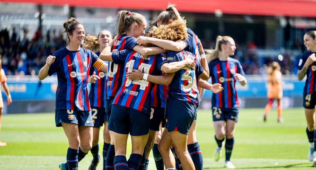 Las jugadoras del Barça celebran uno de los goles que le dieron la victoria ante el Atleti.