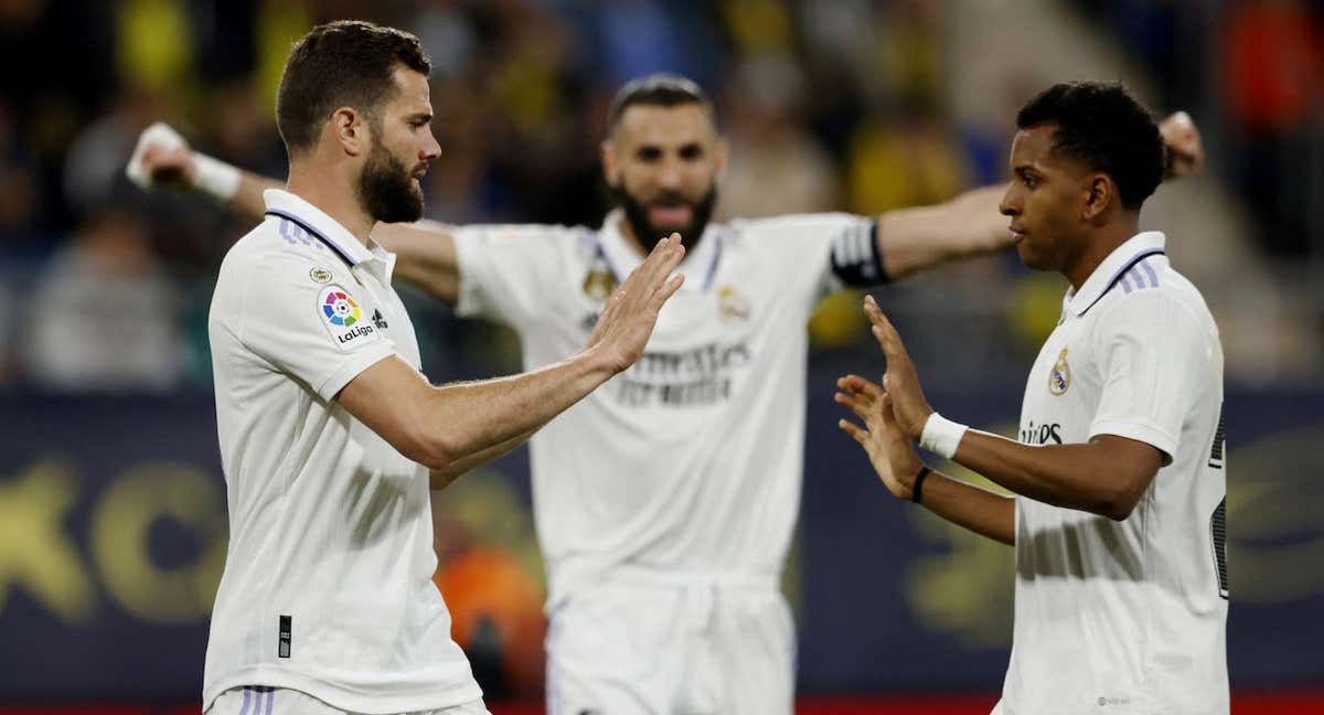 Nacho y Rodrygo, con Benzema de fondo, celebran el gol del defensa. /REUTERS