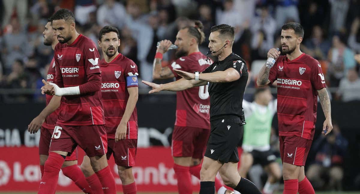 Del Cerro Grande rodeado de jugadores del Sevilla./EFE