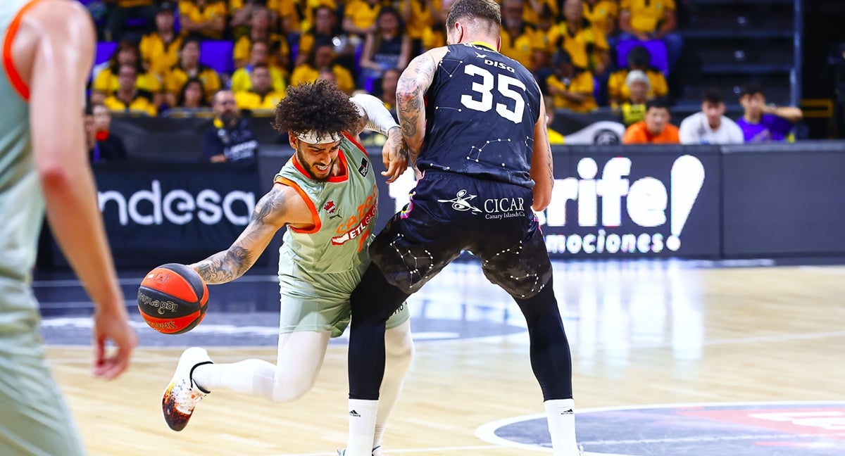 MARKUS HOWARD TRATA DE SUPERAR LA DEFENSA DE FRAN GUERRA DURANTE EL ENCUENTRO