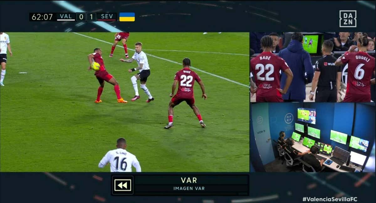 La acción que los jugadores del Valencia pidieron como mano.. DAZN/.