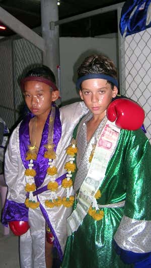 Mathias Gallo Cassarino, de niño, antes de un combate en Tailandia.