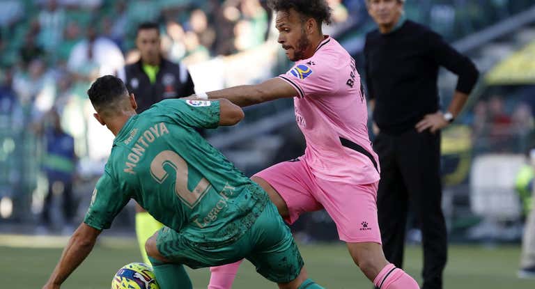 Martín Montoya, en un lance del partido ante el Espanyol.