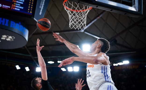 Tavares pugna por un balón en el Clásico.  ACB PHOTO/S. GORDON