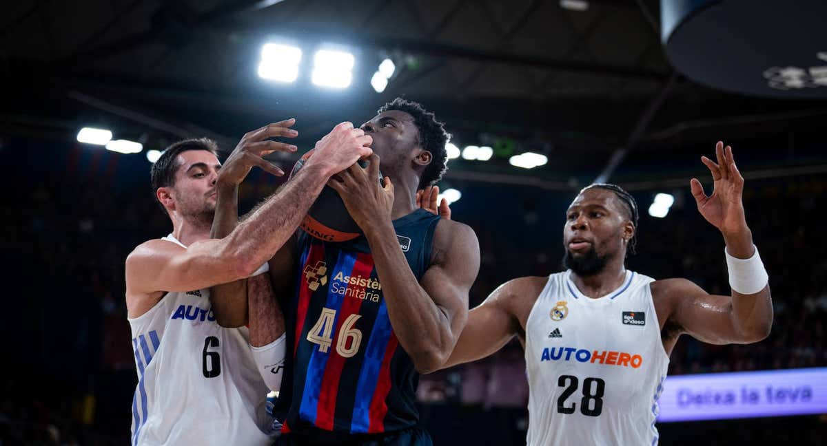 Abalde, jugando de 4, y Yabusele de 5, en una defensa a Nnaji. /ACB PHOTO/S. GORDON
