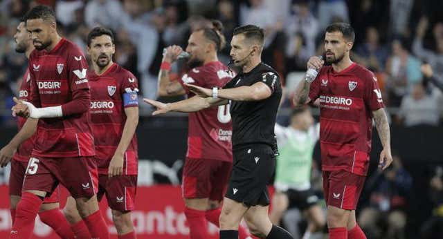 ¿Por qué atacó duramente el Valencia a los árbitros? La supuesta persecución de la RFEF y los 17 errores arbitrales que el club reclama