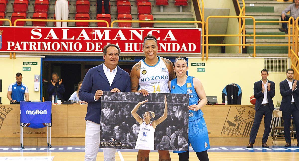Jorge Recio, Erika De Souza y Silvia Domínguez posan con la foto de la brasileña. /Perfumerías Avenida