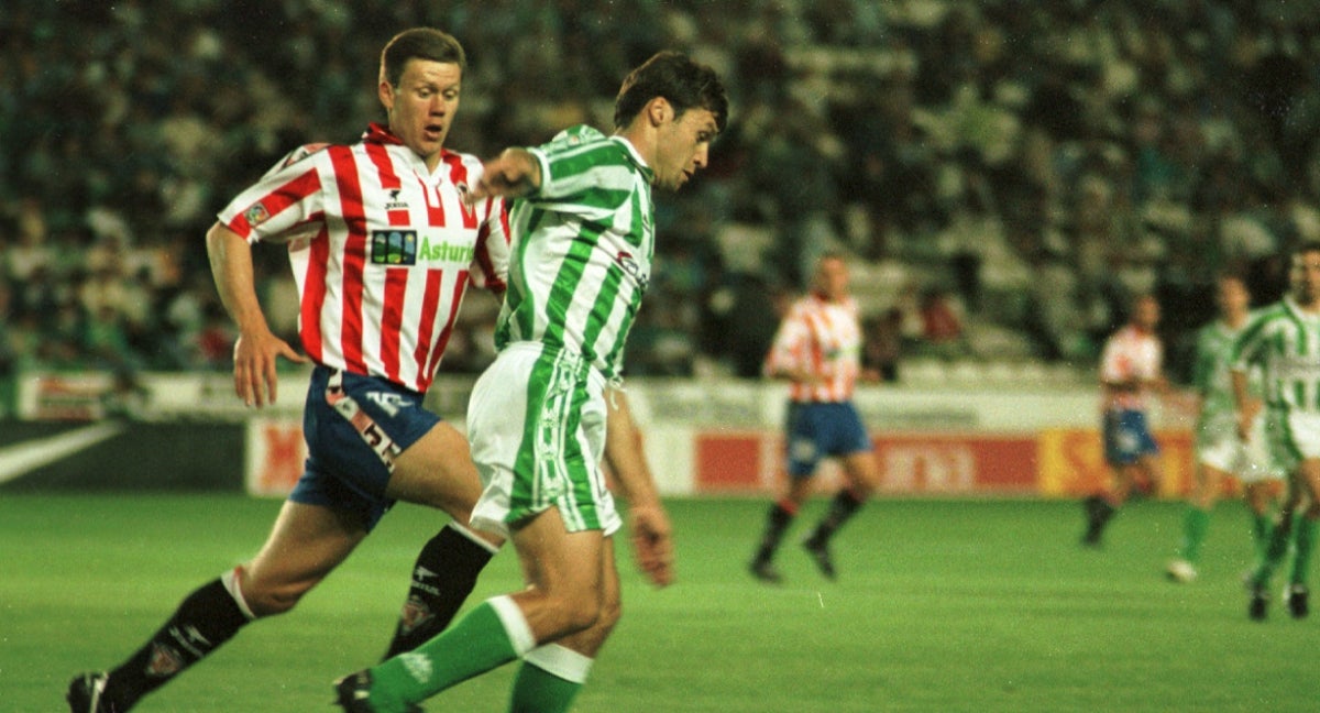 Luis Márquez vistiendo la camiseta del Real Betis.