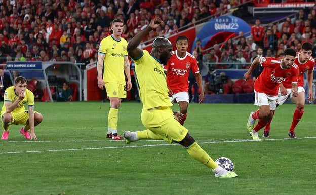 Lukaku marcó de penalti en la ida contra el Benfica. REUTERS