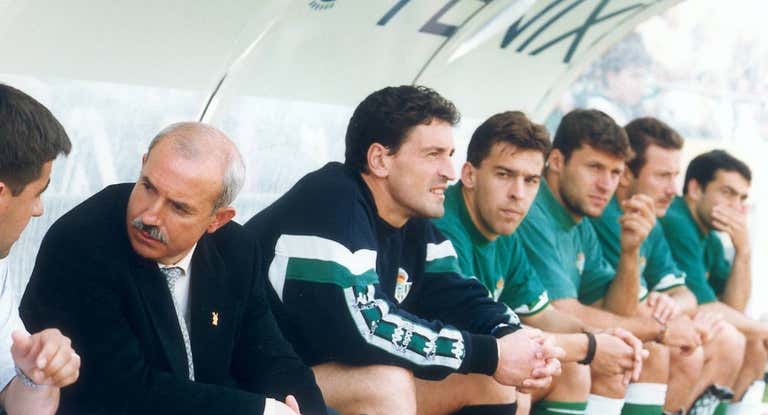 Luis Márquez, entre Cañas y Kowalczyk, en un partido del Betis de Serra Ferrer.