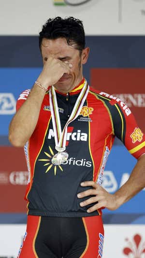 Purito Rodríguez llora en el podio del Mundial de 2013.  REUTERS