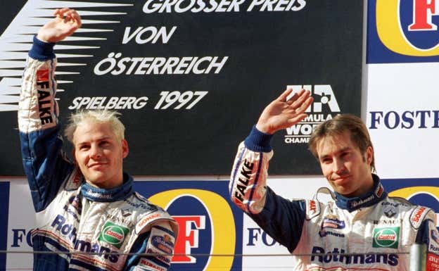 Villeneuve y Frentzen, en el podio tras una carrera en 1997.  Getty