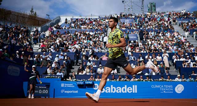 Alcaraz cuelga el ‘no hay billetes’ y se exhibe en Barcelona