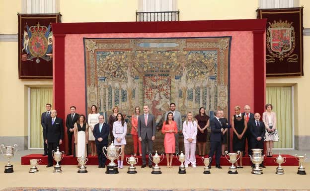 Todos los galardonados en los Premios Nacionales del Deporte de 2021 junto a los Reyes.  Casa Real
