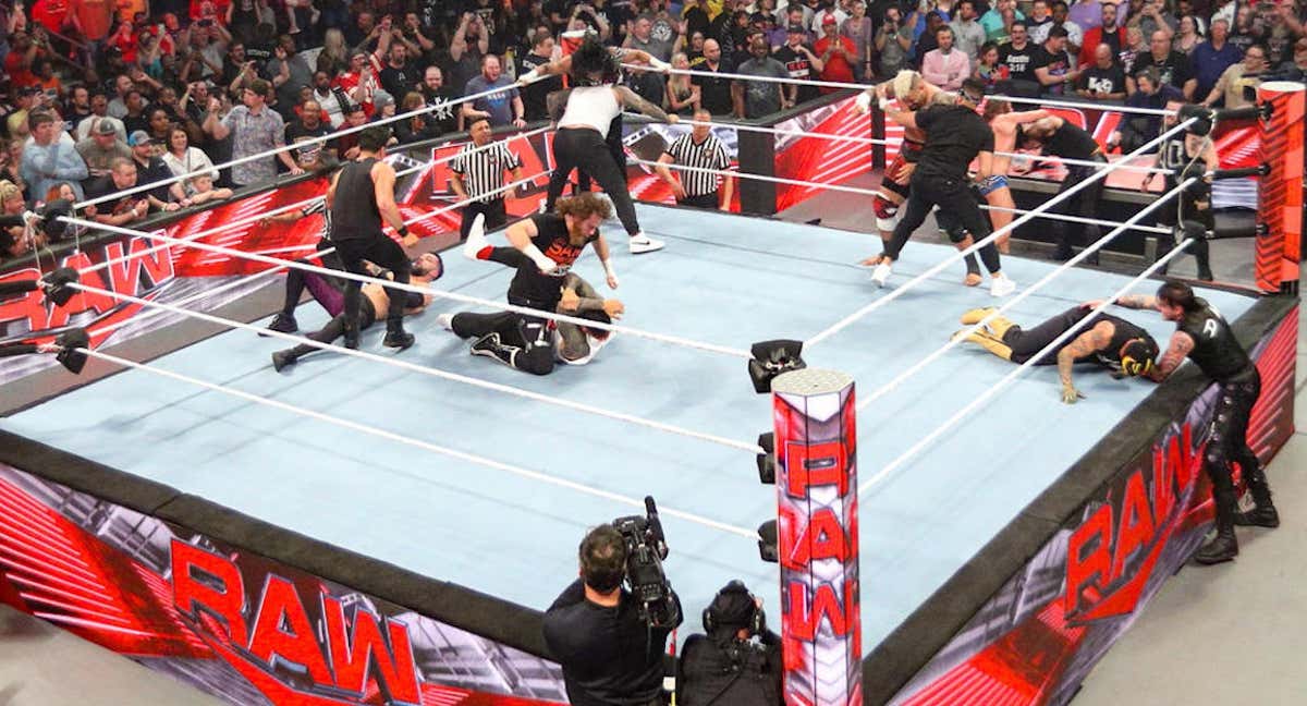 Bloodline, Judgment Day, Rey Mysterio, Legado del Fantasma, Sami Zayn y Kevin Owens cruzan golpes en el ring de Raw. /WWE