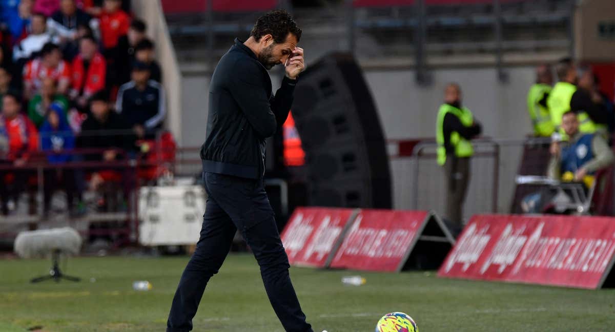 Rubén Baraja desesperado durante un partido del Valencia.