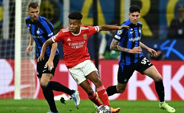 Neres durante el encuentro.  AFP
