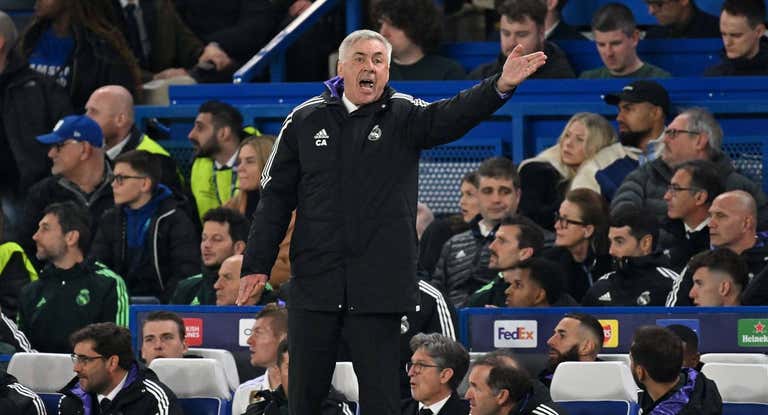 Ancelotti da indicaciones desde la banda de Stamford Bridge.