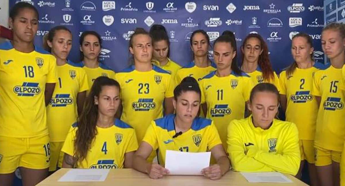 Las jugadoras del Alhama durante la lectura de su comunicado. . /IG Jade Boho