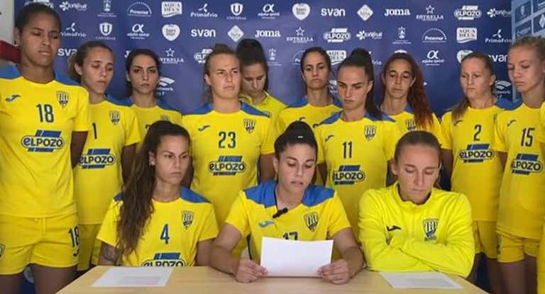 Las jugadoras del Alhama durante la lectura de su comunicado. .