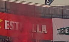 Caos en el Olímpico de Badalona: ¡bengalas y un ultra del Hapoel se tira desde la grada!