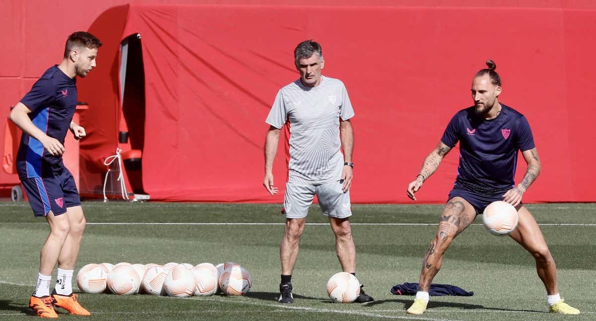 Mendilibar y Gudelj en la última sesión antes del partido ante el Manchester.