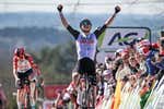 Un pelotón rendido a UAE Team Emirates y Tadej Pogačar: «Es el ciclista del siglo»