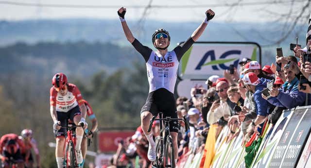 Un pelotón rendido a UAE Team Emirates y Tadej Pogačar: «Es el ciclista del siglo»