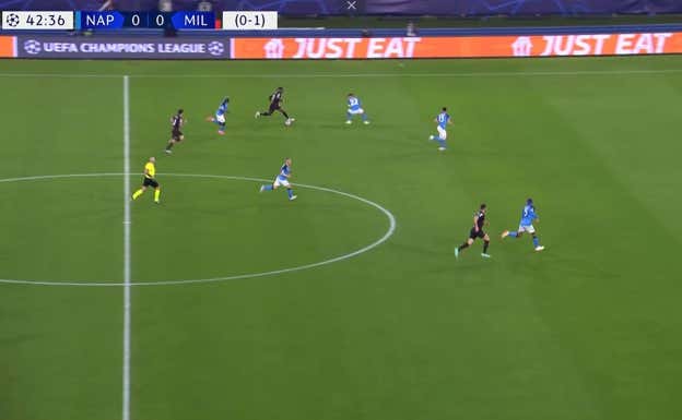Leao conduciendo ante tres rivales.