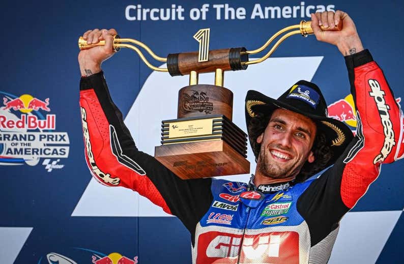 Álex Rins se une a una extensa lista de pilotos capaces de ganar con Honda