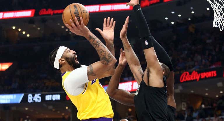 Anthony Davis ataca el aro de los Grizzlies en el segundo partido de la serie.