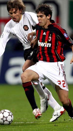 Kaka' durante un partido ante el Manchester United.  EPA