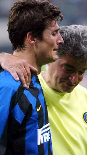 Zanetti llora tras la eliminación de 2003.  EPA