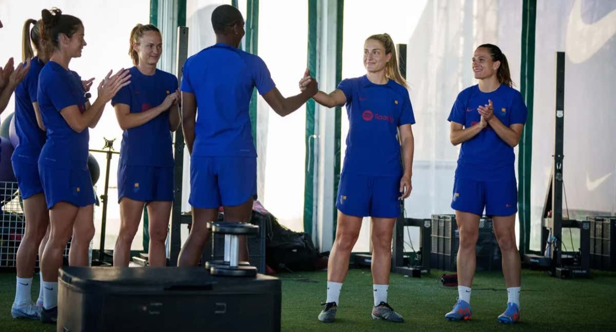 Alexia empieza a entrenar con el grupo.