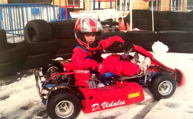 David Vidales en su primer kart, abrigado para rodar sobre nieve en Vidanes, a 60 km de León.  D. V.