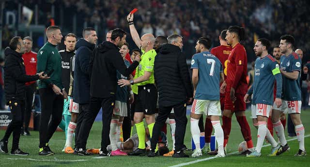 ¿Quién es Salvatore Foti, el segundo de Mourinho expulsado por agarrar del cuello a un rival?
