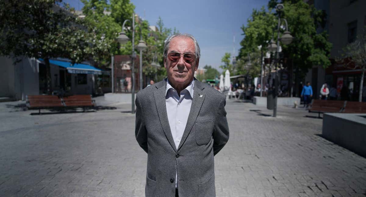 Adelardo Rodríguez, de 83 años, en la plaza del Ayuntamiento de Majadahonda (Madrid).