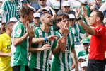 Cómo explicar que  quince equipos de la Premier League suman juntos las mismas tarjetas rojas que el Betis