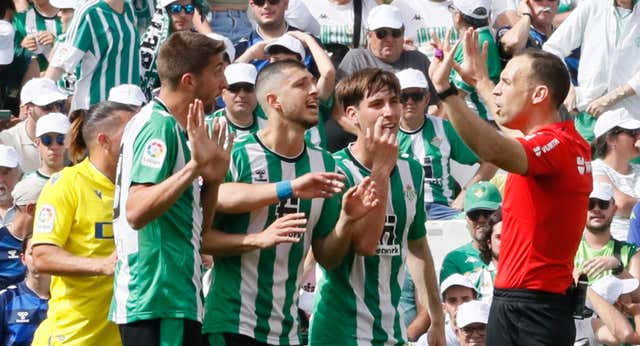 Cómo explicar que  quince equipos de la Premier League suman juntos las mismas tarjetas rojas que el Betis