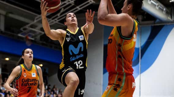 María Espín entra a canasta ante Raquel Carrera. /MOVISTAR ESTUDIANTES